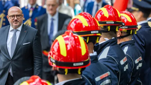 Bernard Quintin avec des pompiers bruxellois.