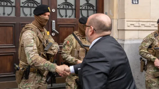 Bernard Quintin &agrave; la rencontre des militaires d&eacute;ploy&eacute;s devant une synagogue, dans le cadre du renforcement des mesures de s&eacute;curit&eacute; pour la communaut&eacute; juive.