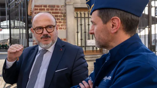 Bernard Quintin aux c&ocirc;t&eacute;s d'un policier devant les Abattoirs d'Anderlecht.