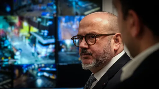 Bernard Quintin devant un &eacute;cran de surveillance affichant des images de cam&eacute;ras ANPR.